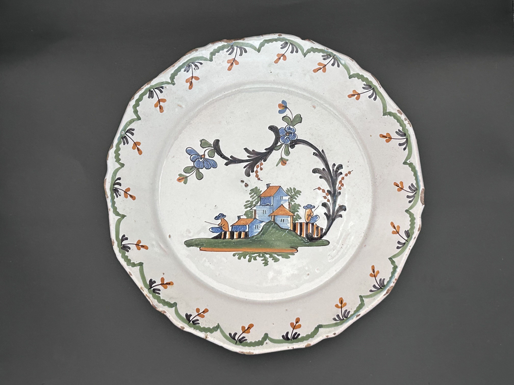 Assiette en faïence de Nevers du XVIIIe présentant un village animé