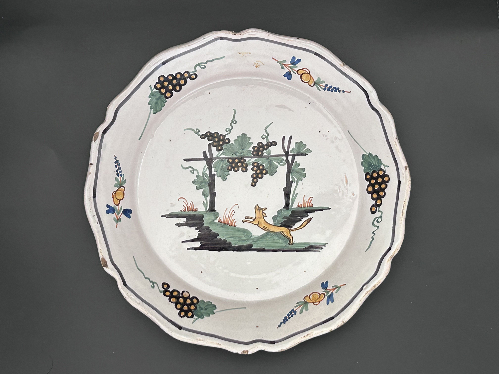 Assiette en faïence de Nevers XVIIIe avec un chien dans une vigne