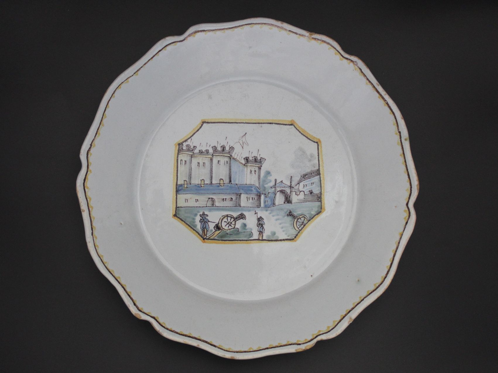 Assiette en faïence de Nevers XVIIIe : prise de la Bastille