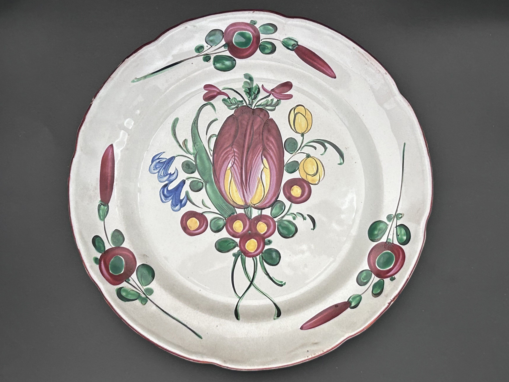 Assiette avec un bouquet de tulipes , Faïencerie des Islettes, XIXe : Assiette au décor polychrome avec un bouquet de tulipes - XIXe siècle