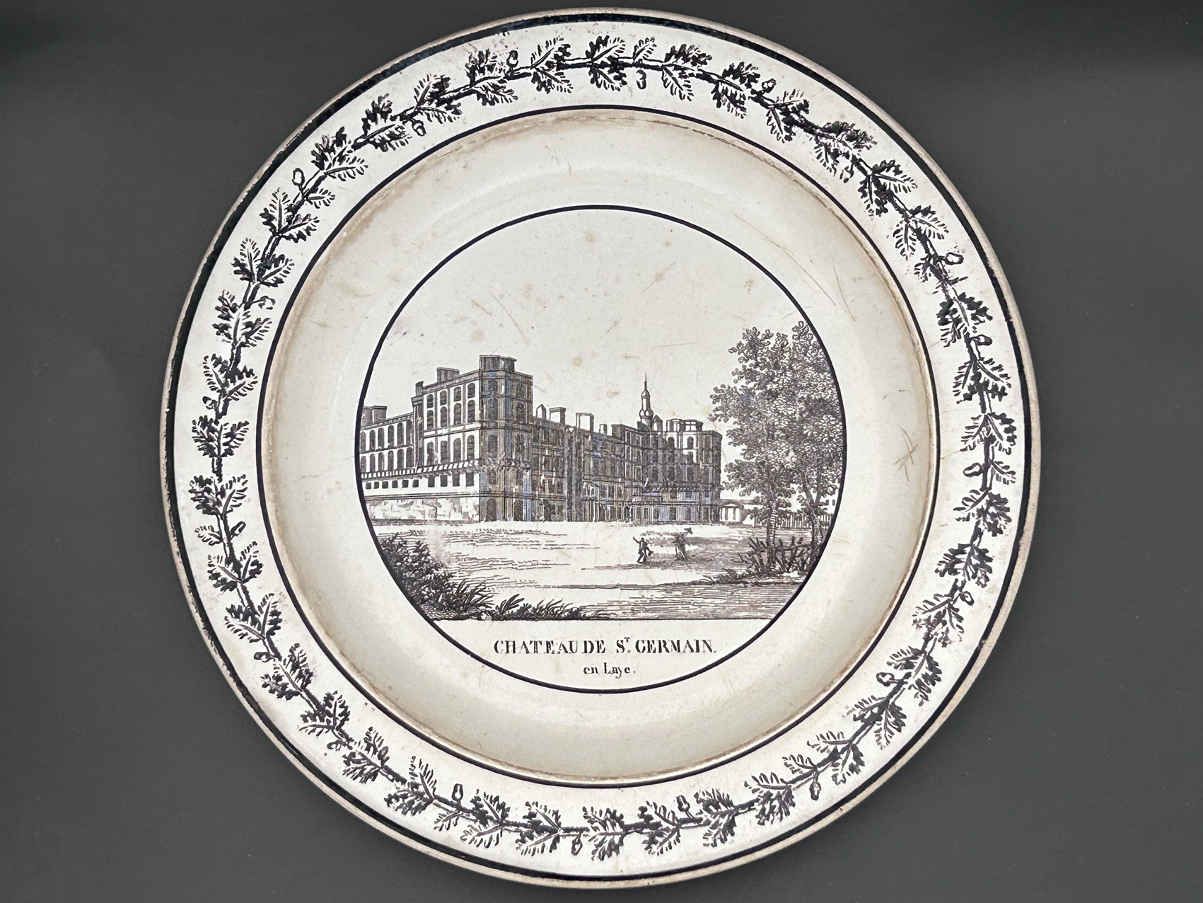Assiette en faïence fine du Château de St Germain en Laye, XIXe : Assiette en faïence fin du Château de St-Germain-en-Laye, milieu XIXe