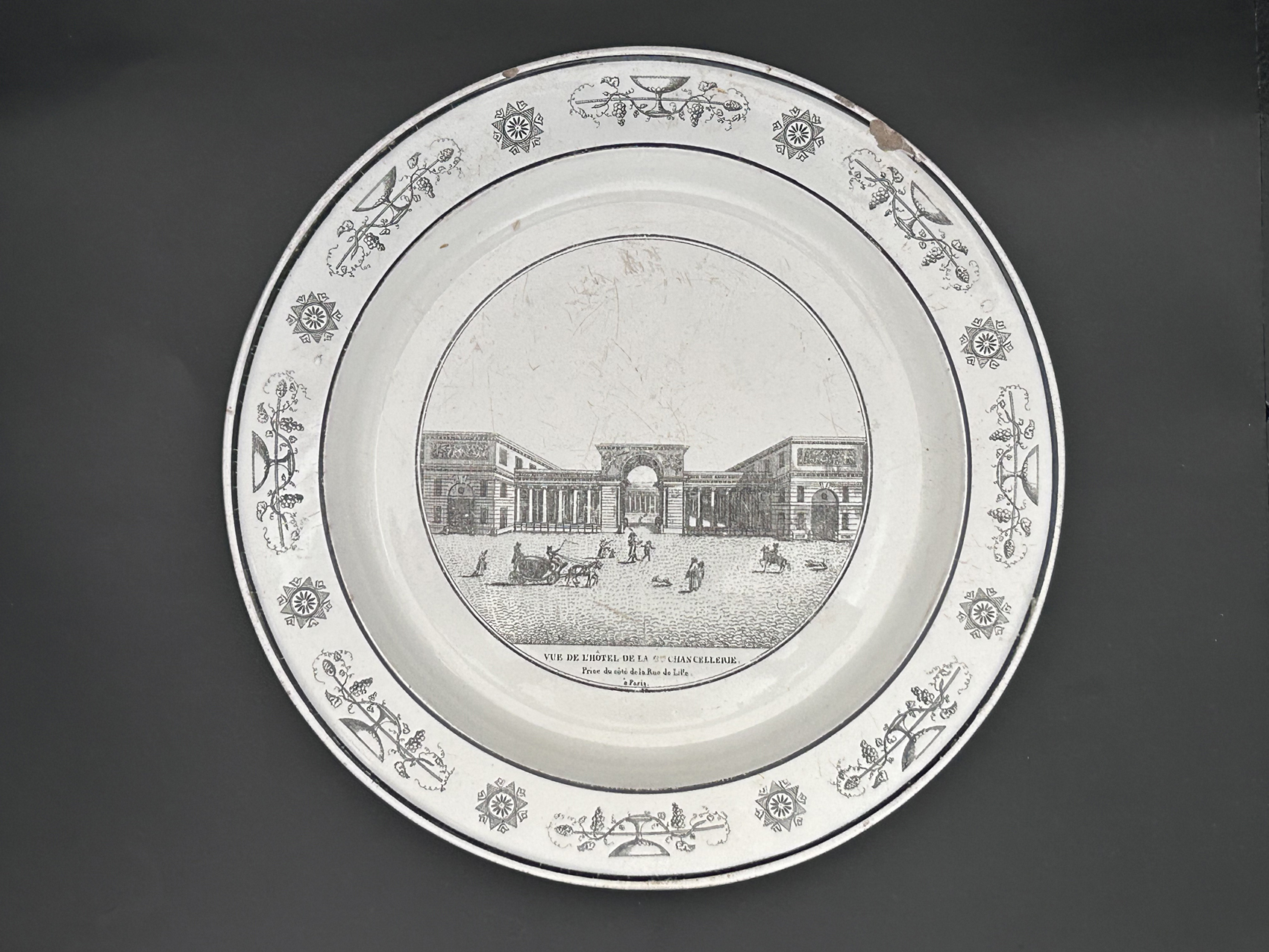 Assiette Vue de l'Hôtel de la Chancellerie XIXe : Assiette ancienne Creil Montereau, XIXe, Vue de la Gde Chancellerie, prise côté rue de Lille à Paris