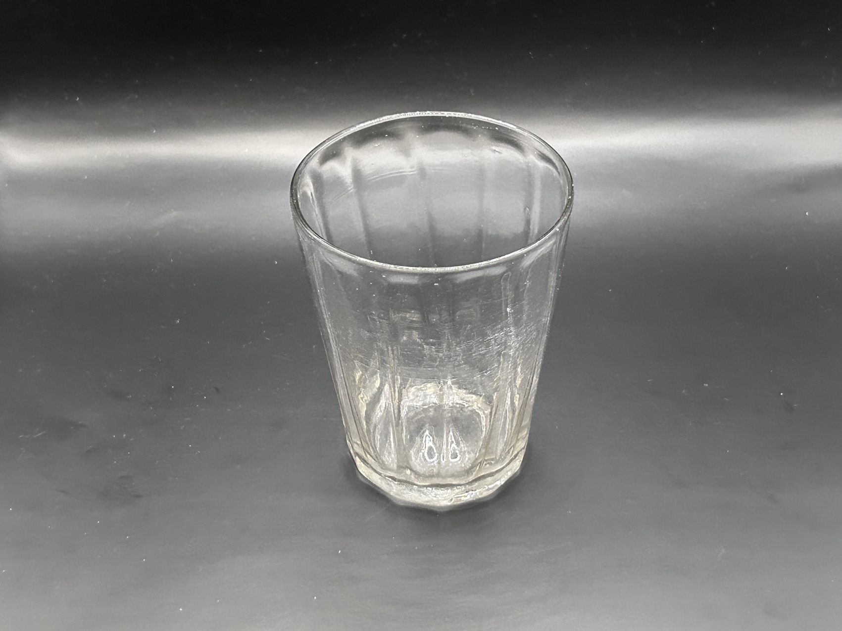 Gobelet ancien en verre côtelé du XVIIIe : Gobelet en verre soufflé du XVIIIe siècle, sans gravure et en parfait état