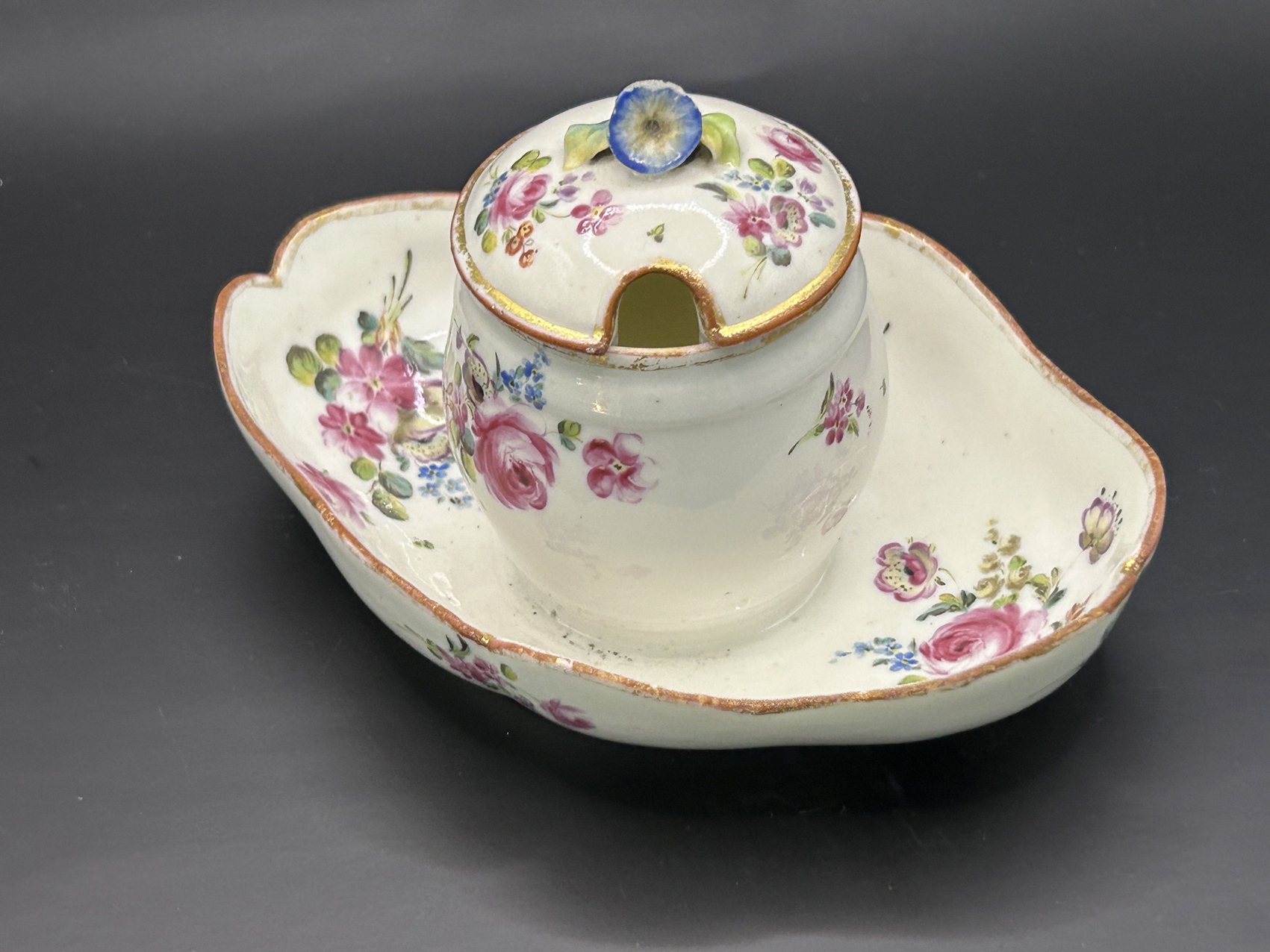 Moutardier en porcelaine Mennecy XVIIIe : Très beau moutardier, avec son couvercle pour la cuillère, en porcelaine de Mennecy-Villeroy du XVIIIe