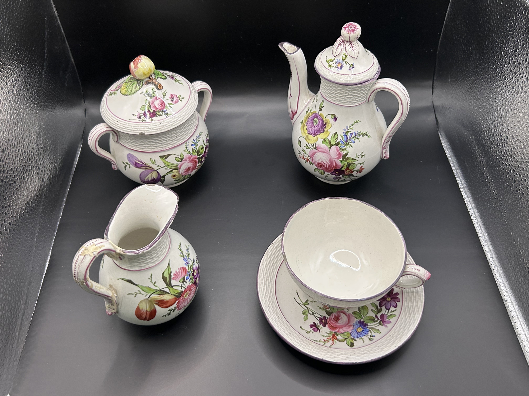 Service à café ancien en porcelaine XXe : Ensemble à café composé d'une cafetière, d'un pot à lait, d'un sucrier, d'une tasse et d'une soustasse