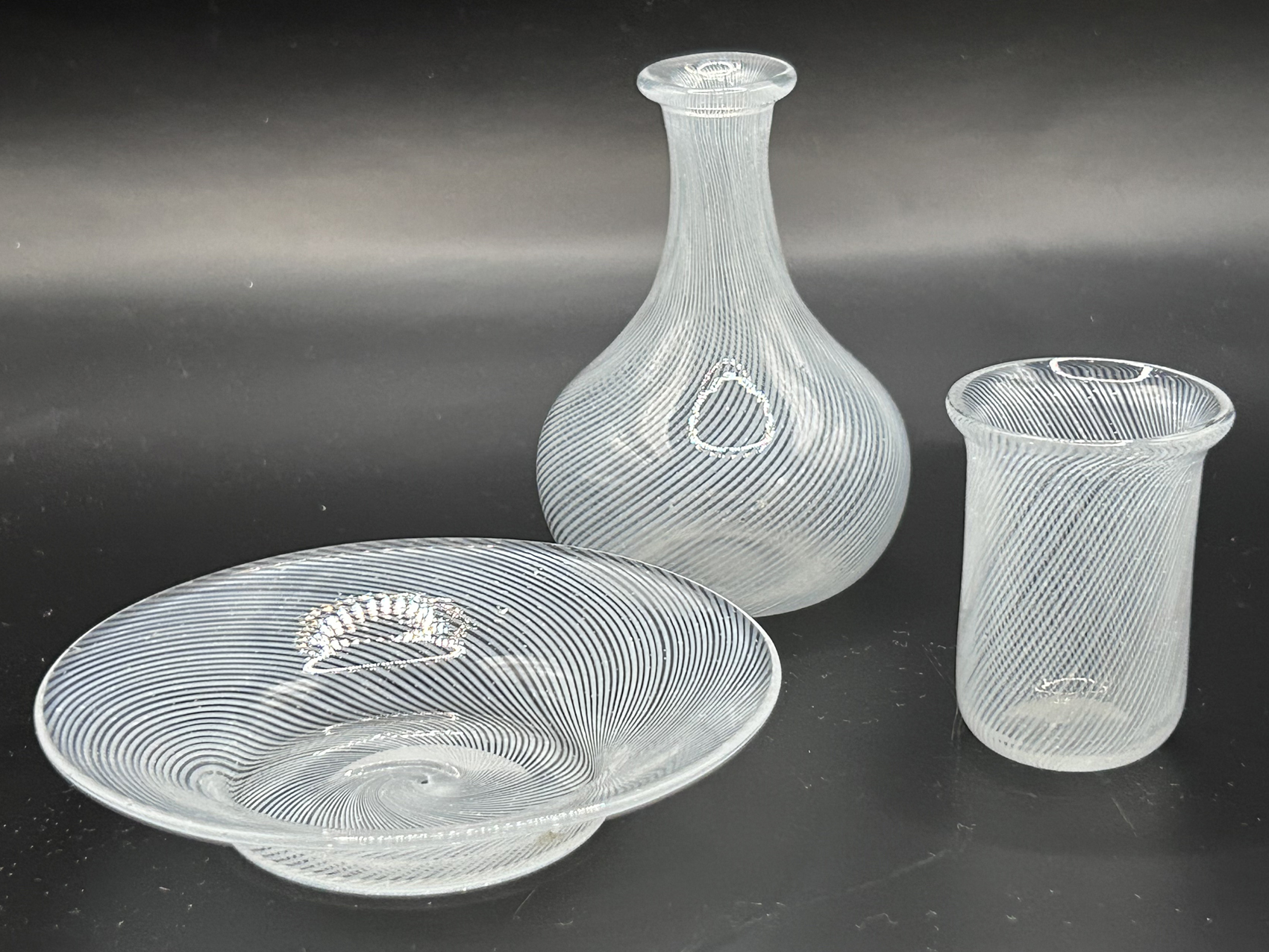 Service décoratif en verre filigrané Cristallerie de Clichy XIXe siècle : Service décoratif en verre filigrané style Muranon - carafe, verre, assiette - XXe siècle