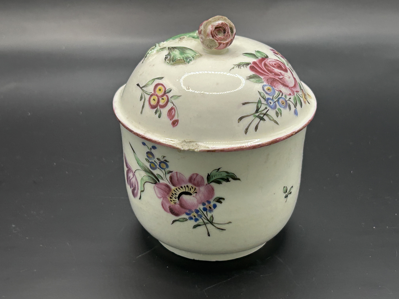 Sucrier Mennecy XVIIIe : Sucrier avec son couvercle dont la prise est en forme de bouton de rose