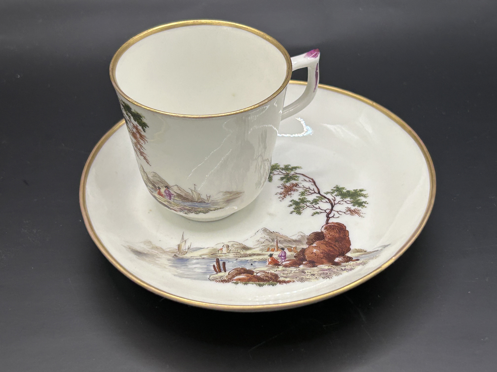 Tasse et sa sous-tasse en porcelaine de Zurich XVIIIe : Tasse et sa sous-tasse en porcelaine avec un décor romantique
