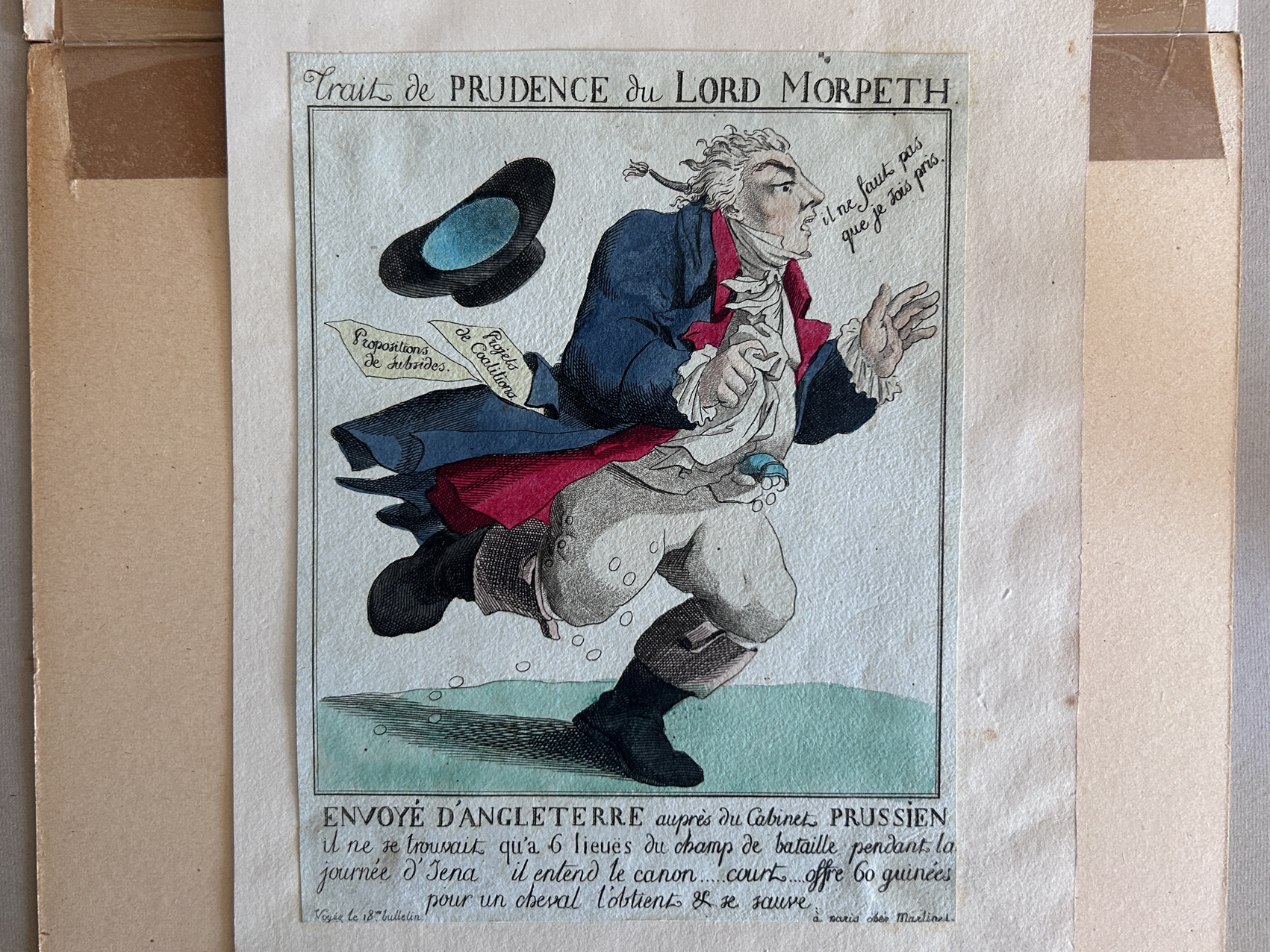 Estampe dont les marges ont été coupées est tenue par un ancien ruban adhésif sur une feuille de papier